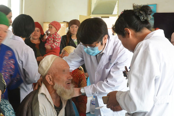 参加义诊活动，为当地百姓诊治疾病.jpg