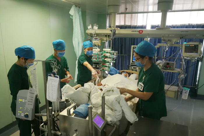 3--护士长指导护理.jpg 3--护士长指导护理.jpg