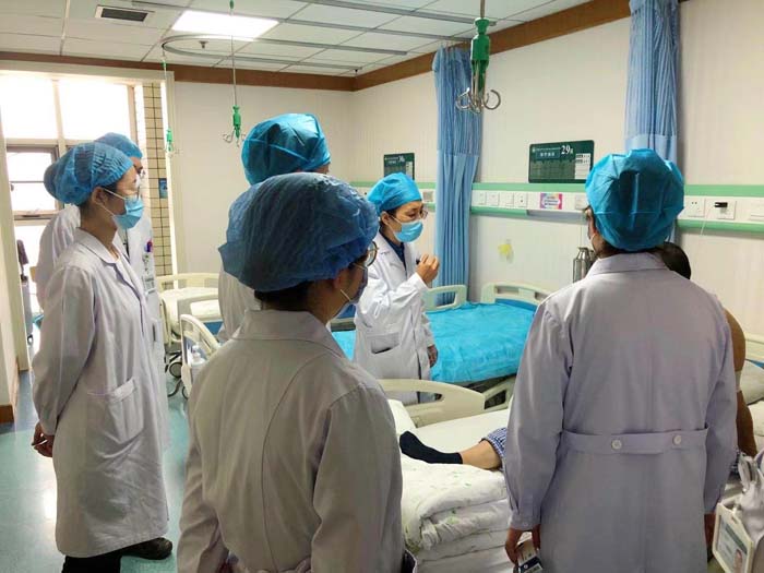 主任查房.jpg