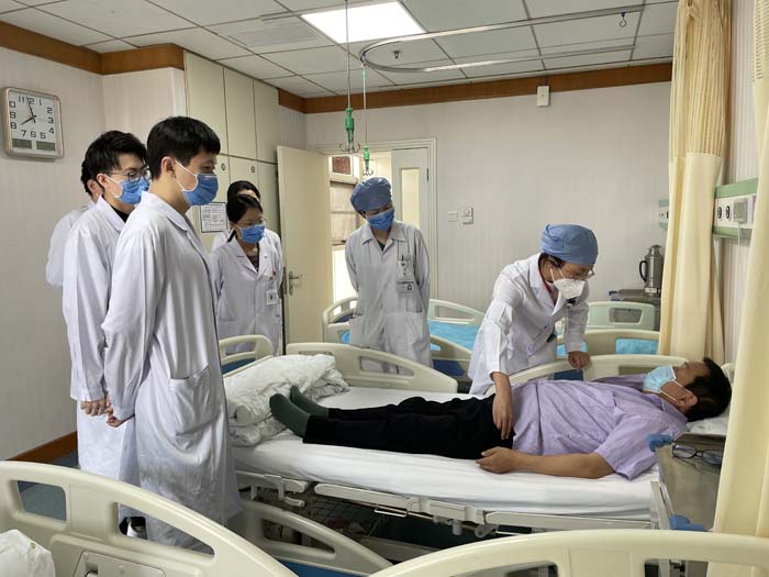 主任查房中.jpg