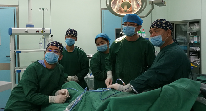 网站用图--指导当地医师完成关节镜手术.jpg 网站用图--指导当地医师完成关节镜手术.jpg